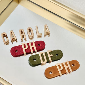 Letras metálicas para personalizar carteras — Carola Guzmán