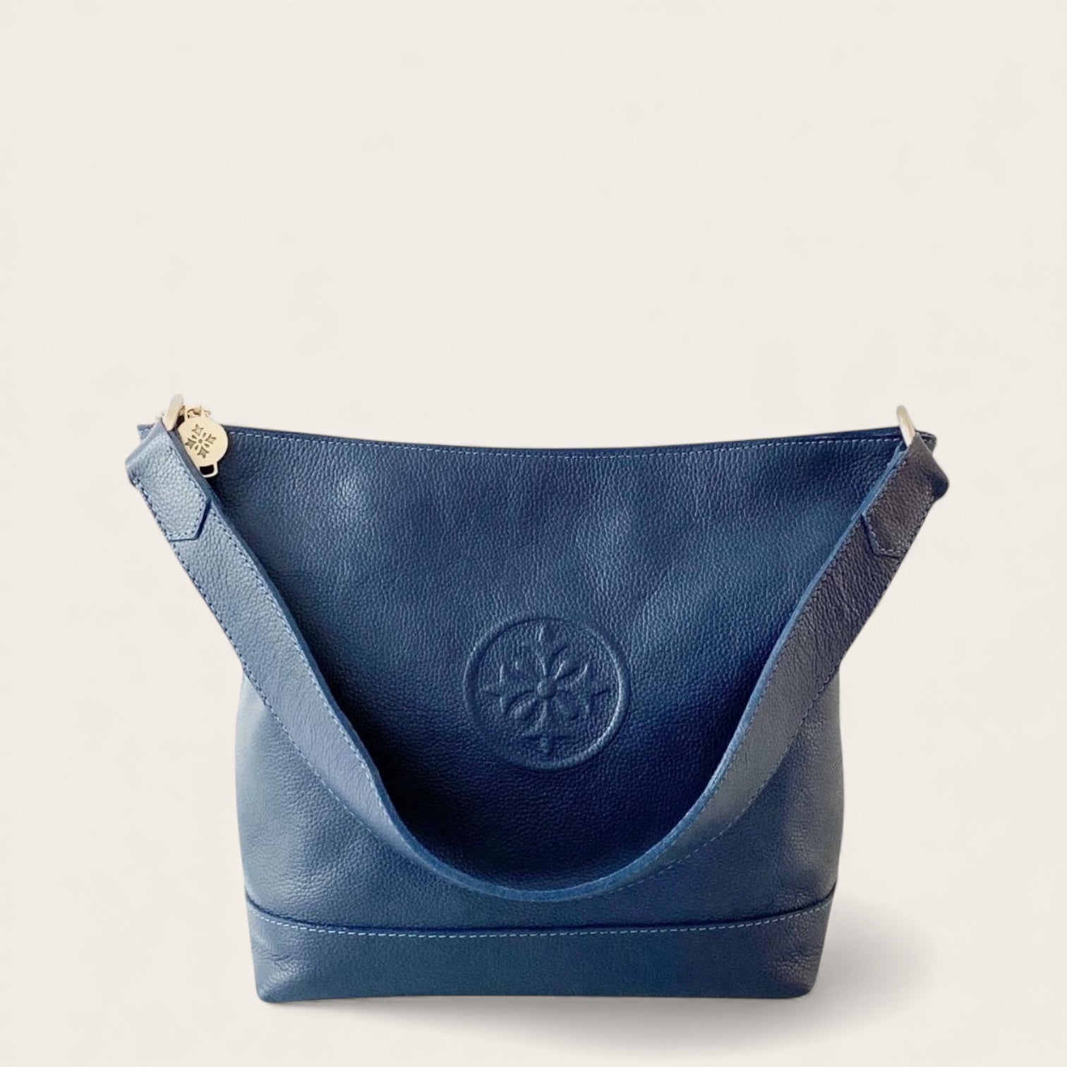 Cartera de hombro SOPHIA de cuero natural azul, vista frontal