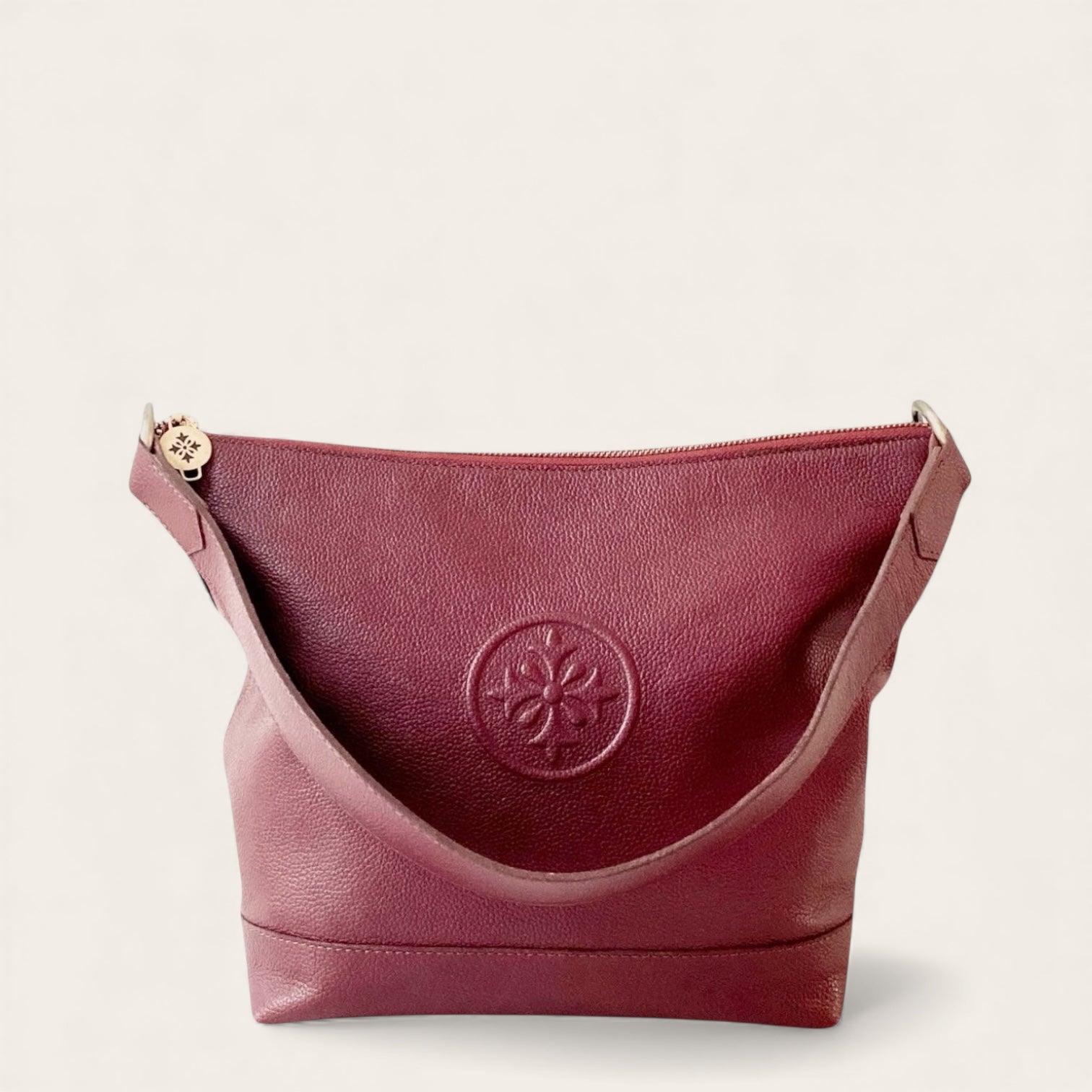 Cartera de hombro SOPHIA de cuero natural cherry (burdeo), vista frontal