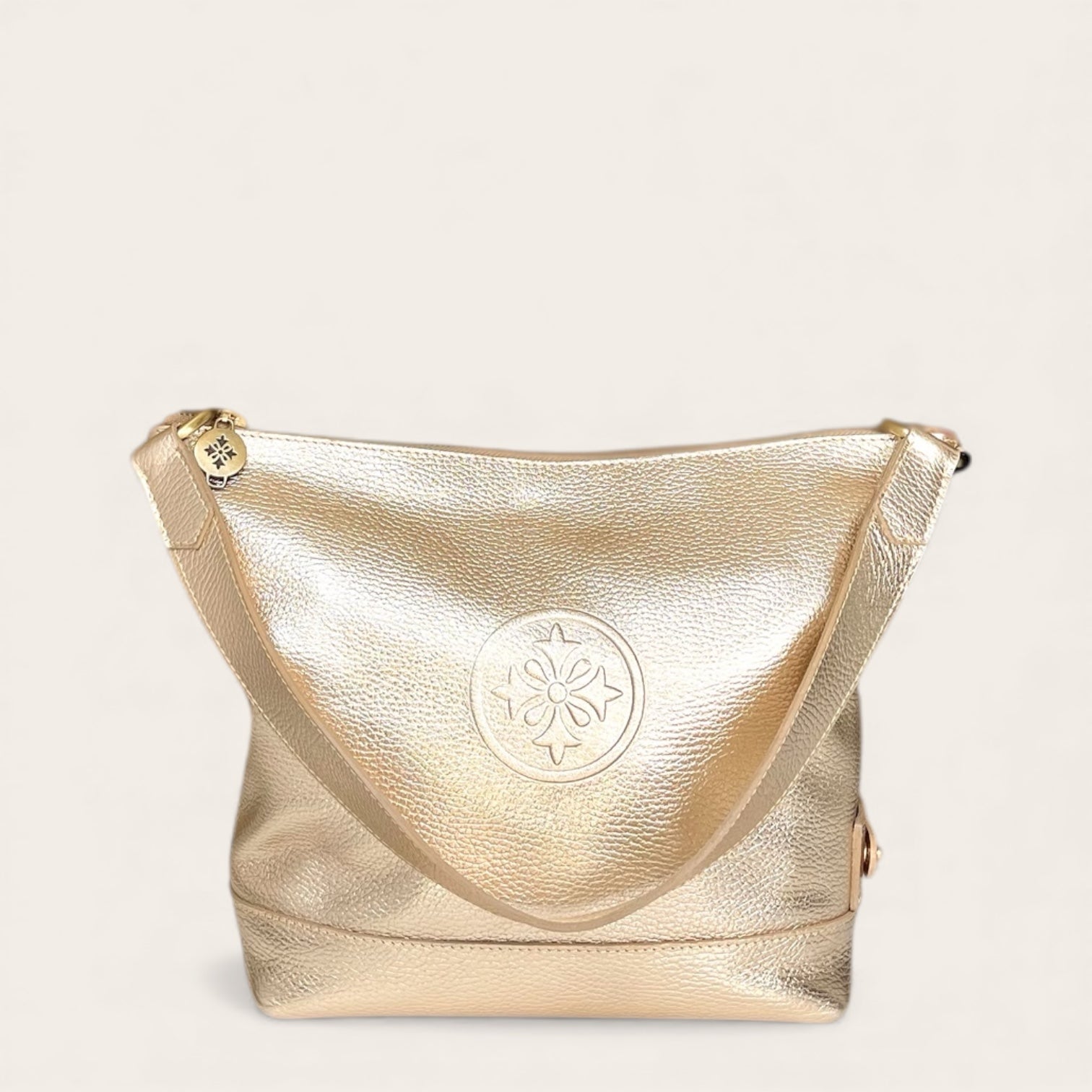Cartera de hombro SOPHIA de cuero dorado, vista frontal