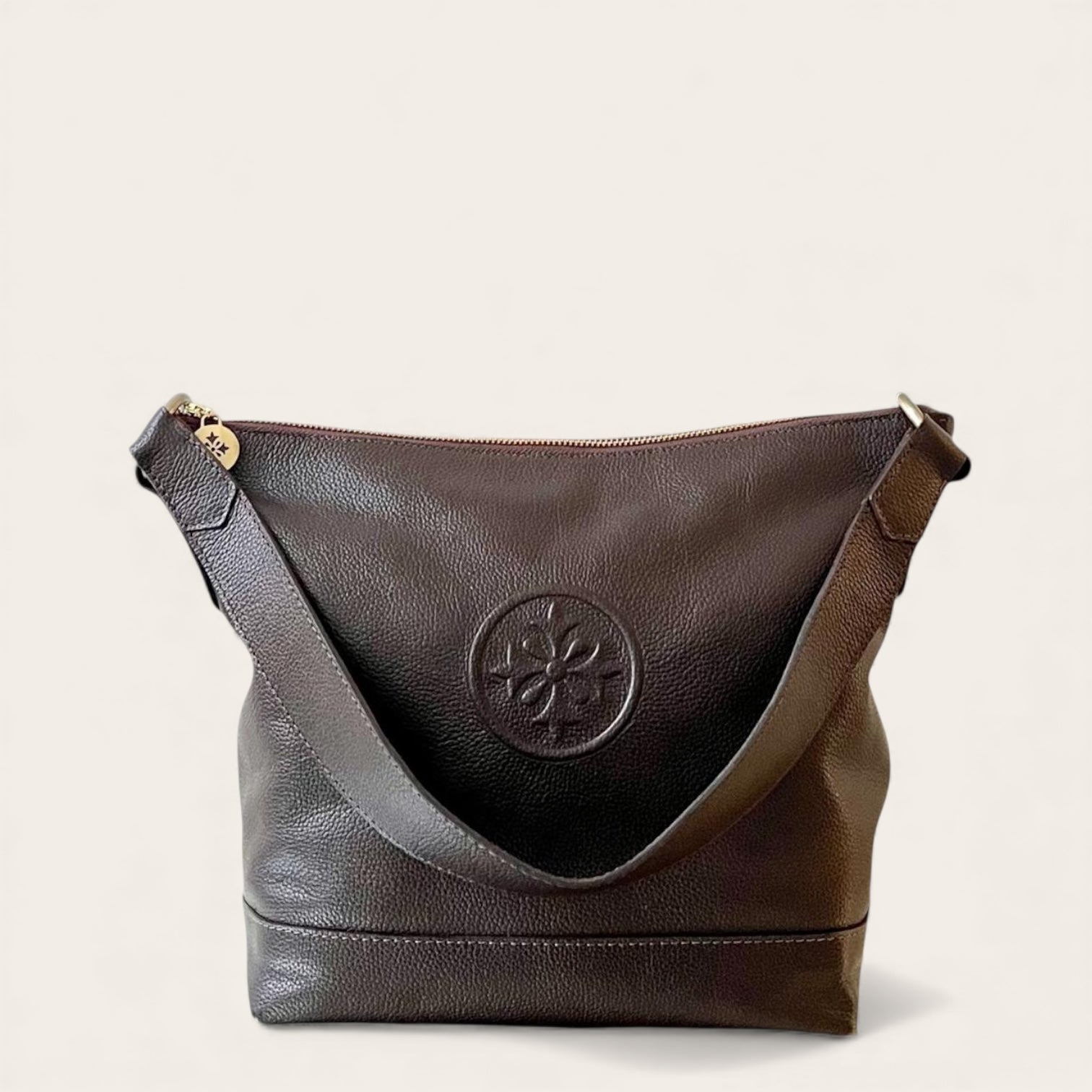 Cartera de hombro SOPHIA de cuero natural chocolate (café oscuro), vista frontal