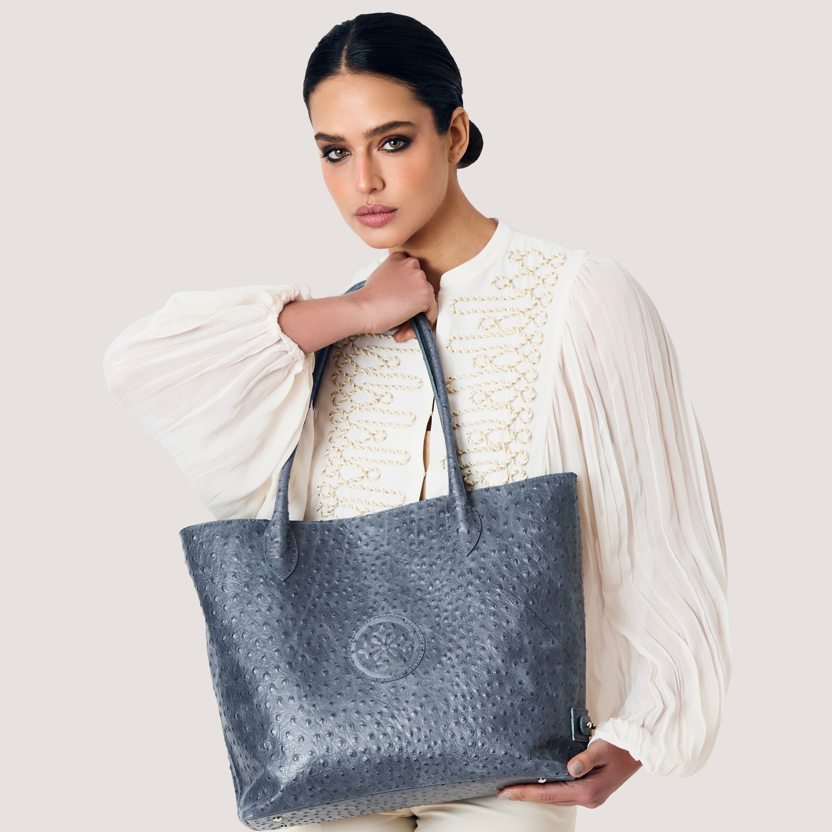 Cartera LETIZIA LUXX LUNARES de cuero natural celeste, llevada en la mano, notebook 15 pulgadas