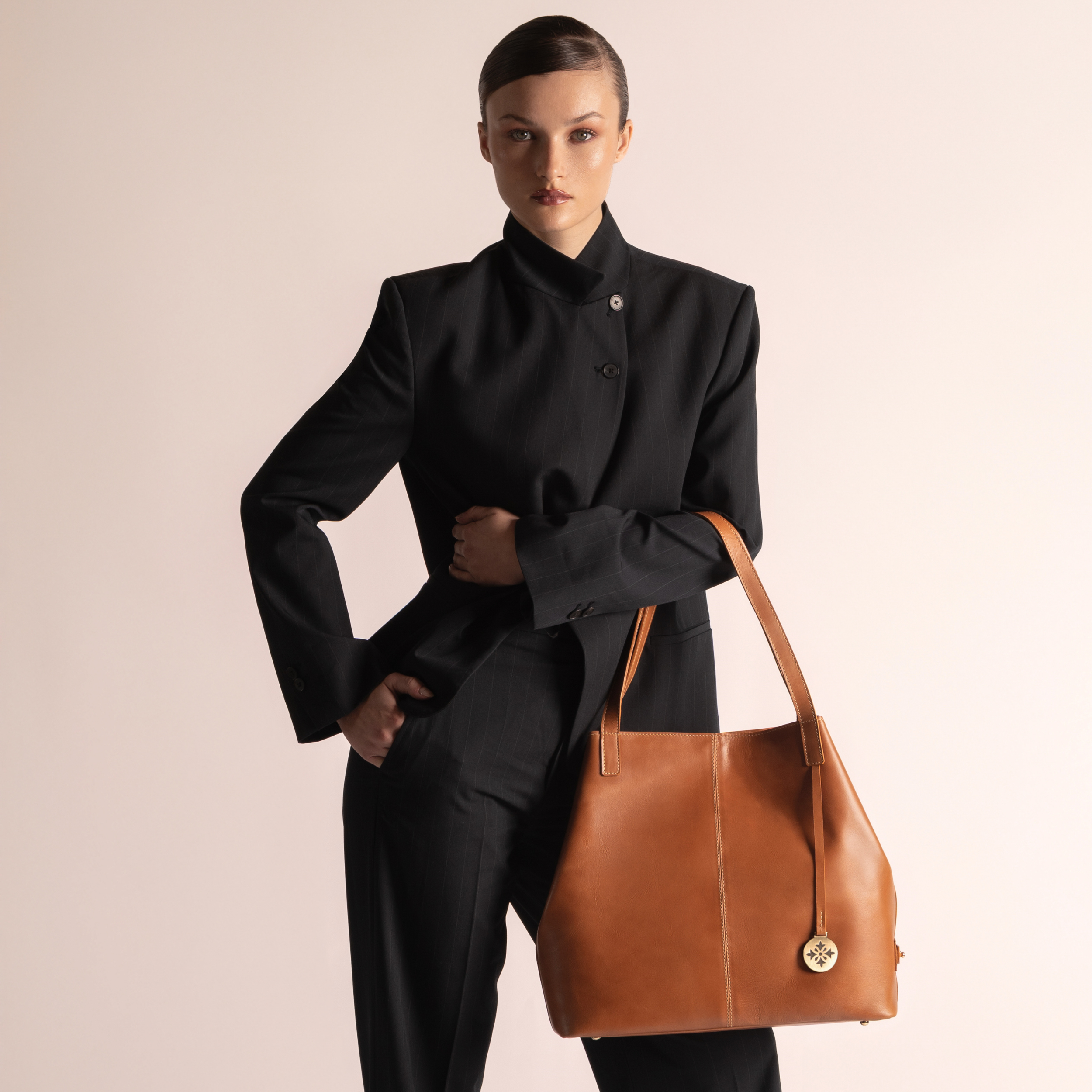 MAXX PRO con la cartera cruzada desmontable, hecha a mano en Chile