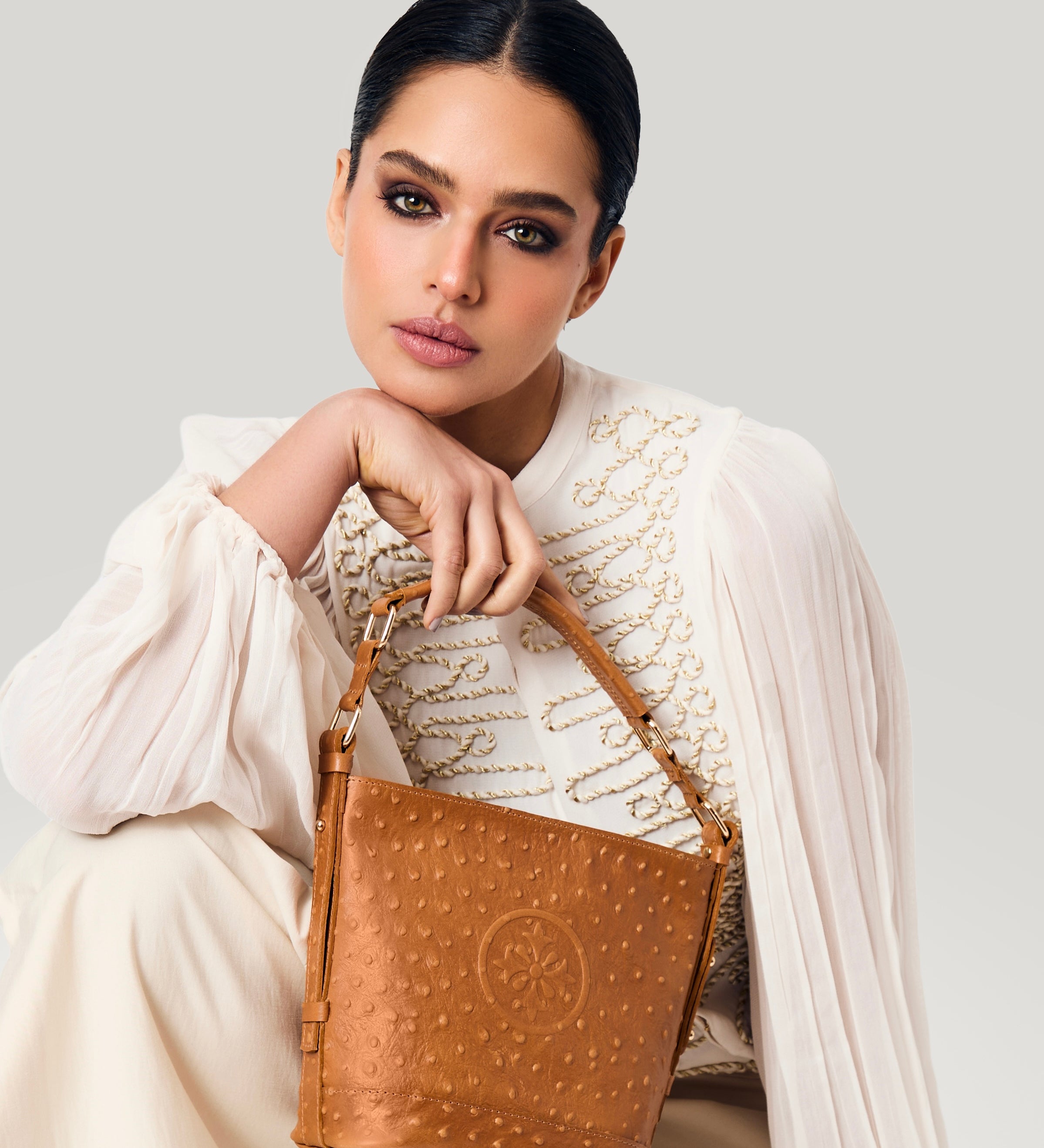 Cartera FILIPPA LUXX LUNARES de cuero natural toffee (café claro), llevada en la mano