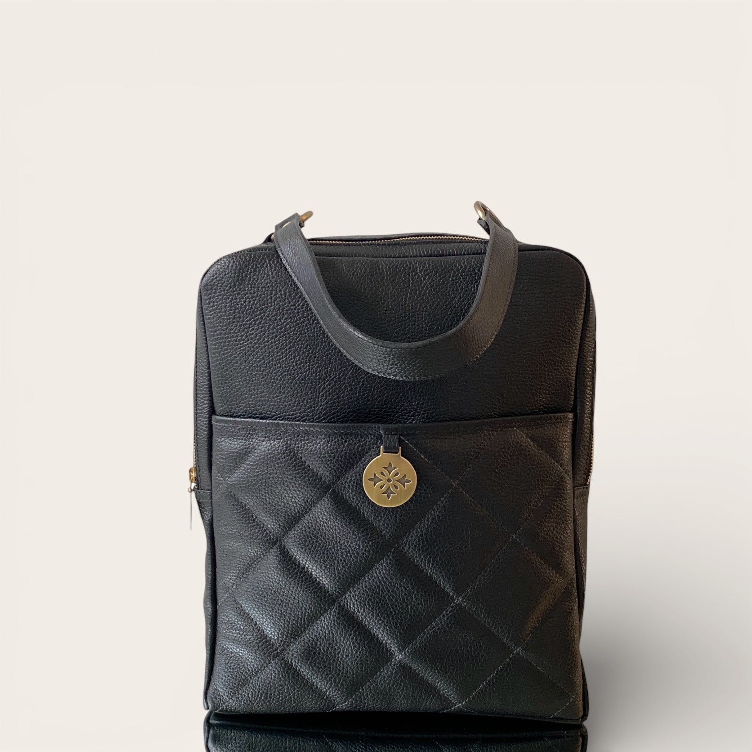 Mochila Poly de cuero natural — Carola Guzmán, hecho a mano en Chile