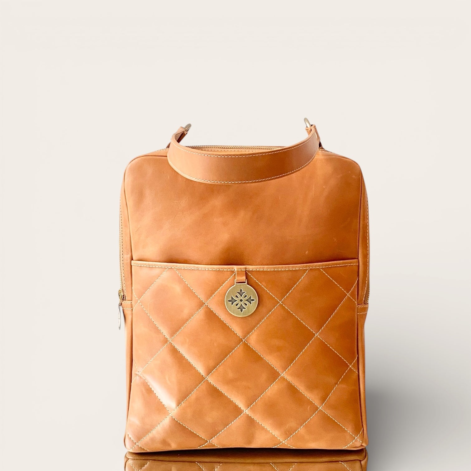 Mochila Poly de cuero natural — Carola Guzmán, hecho a mano en Chile