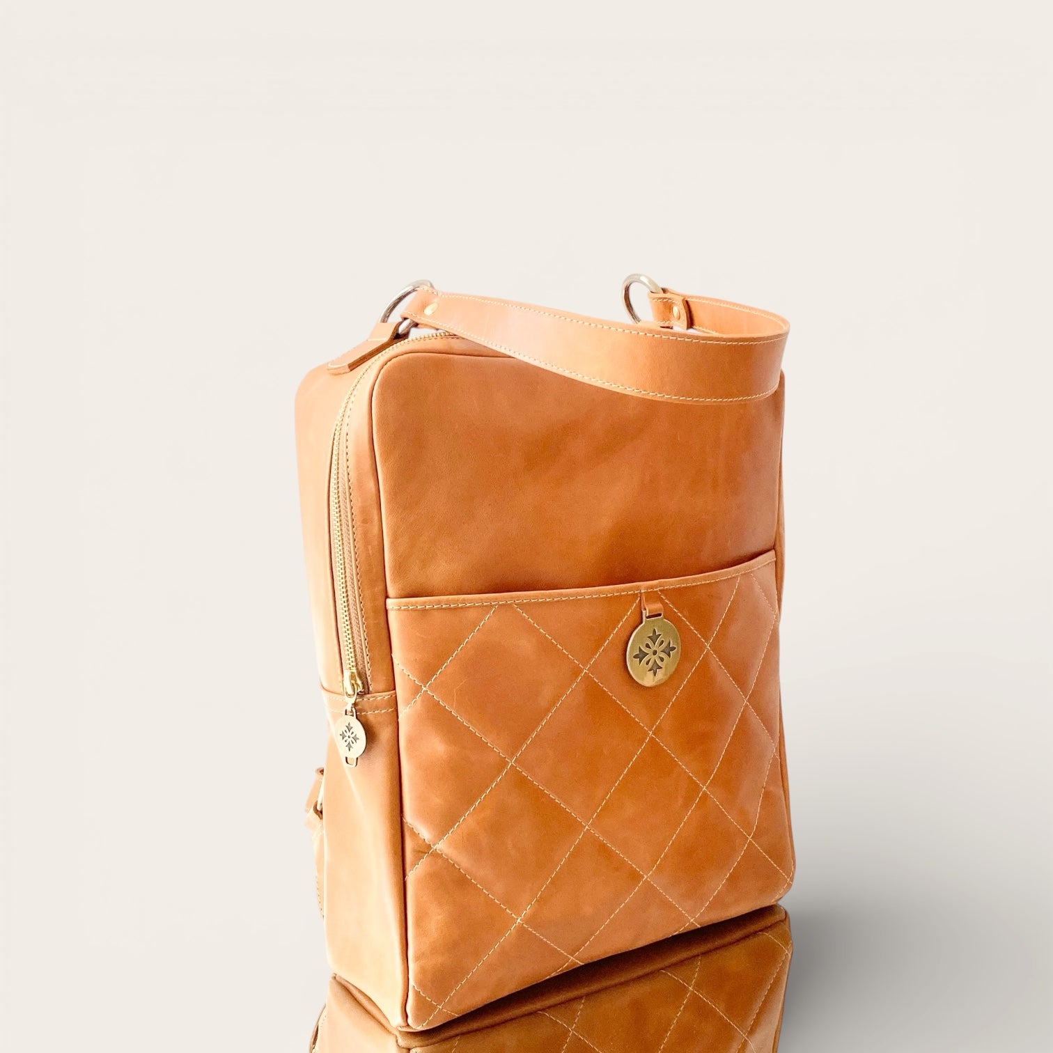 Mochila Poly de cuero natural — Carola Guzmán, hecho a mano en Chile