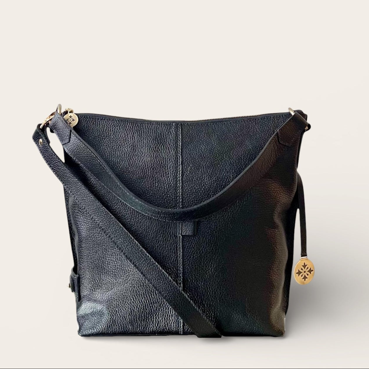 Zipp Bolso de cuero natural — Carola Guzmán, hecho a mano en Chile