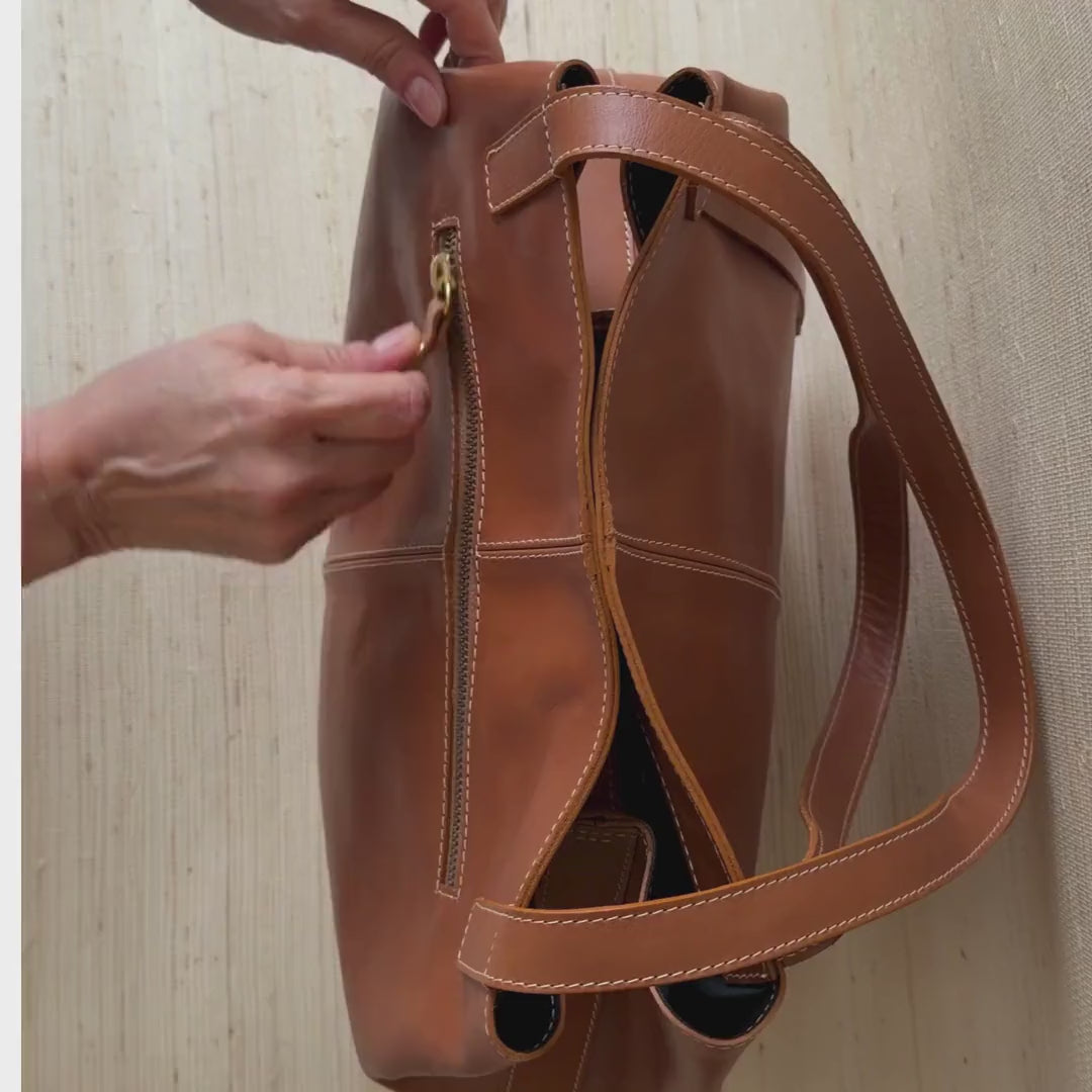 Interior de la MAXX PRO mostrando el bolsillo del computador y los bolsillos delanteros