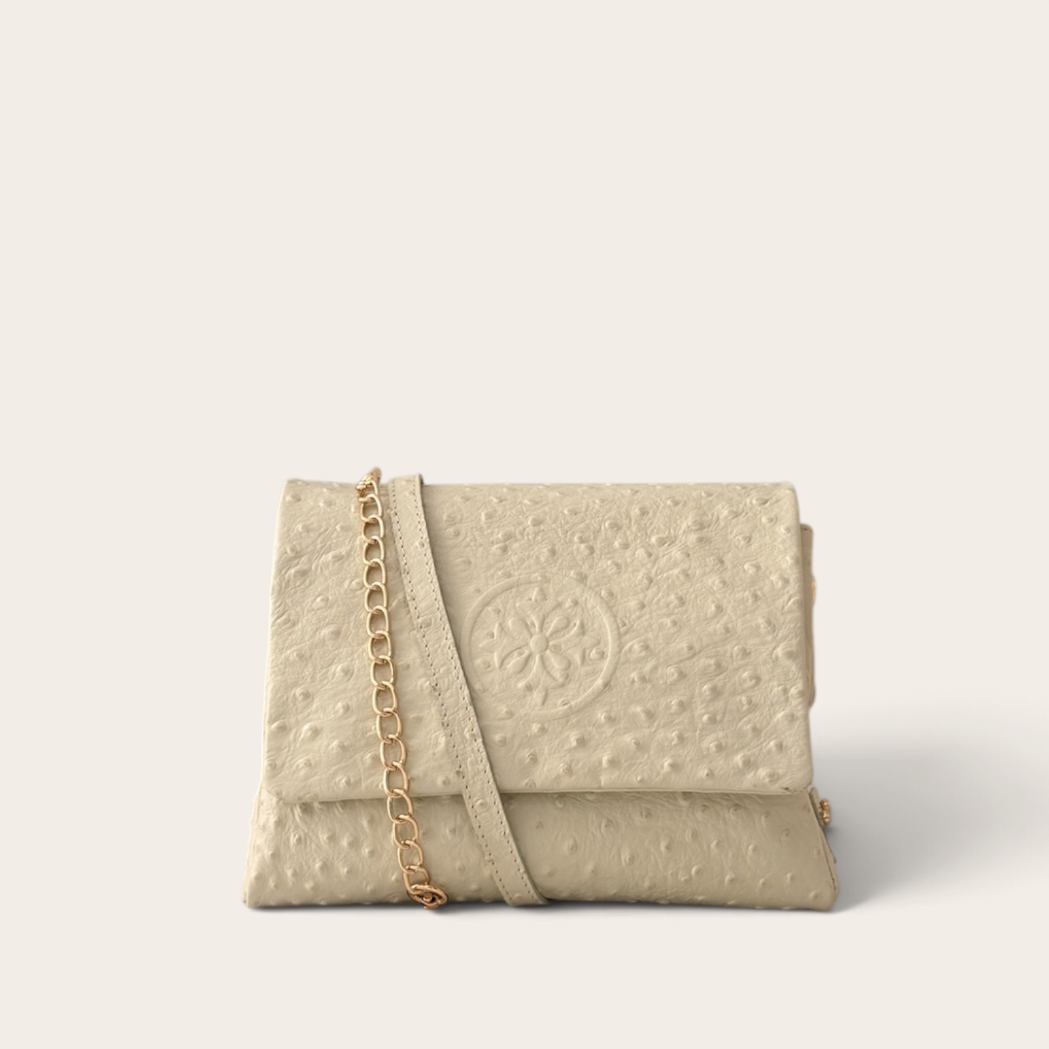 Cartera bandolera VITTORIA PETIT de cuero natural, textura lunares marfil (crema), vista frontal con cadena