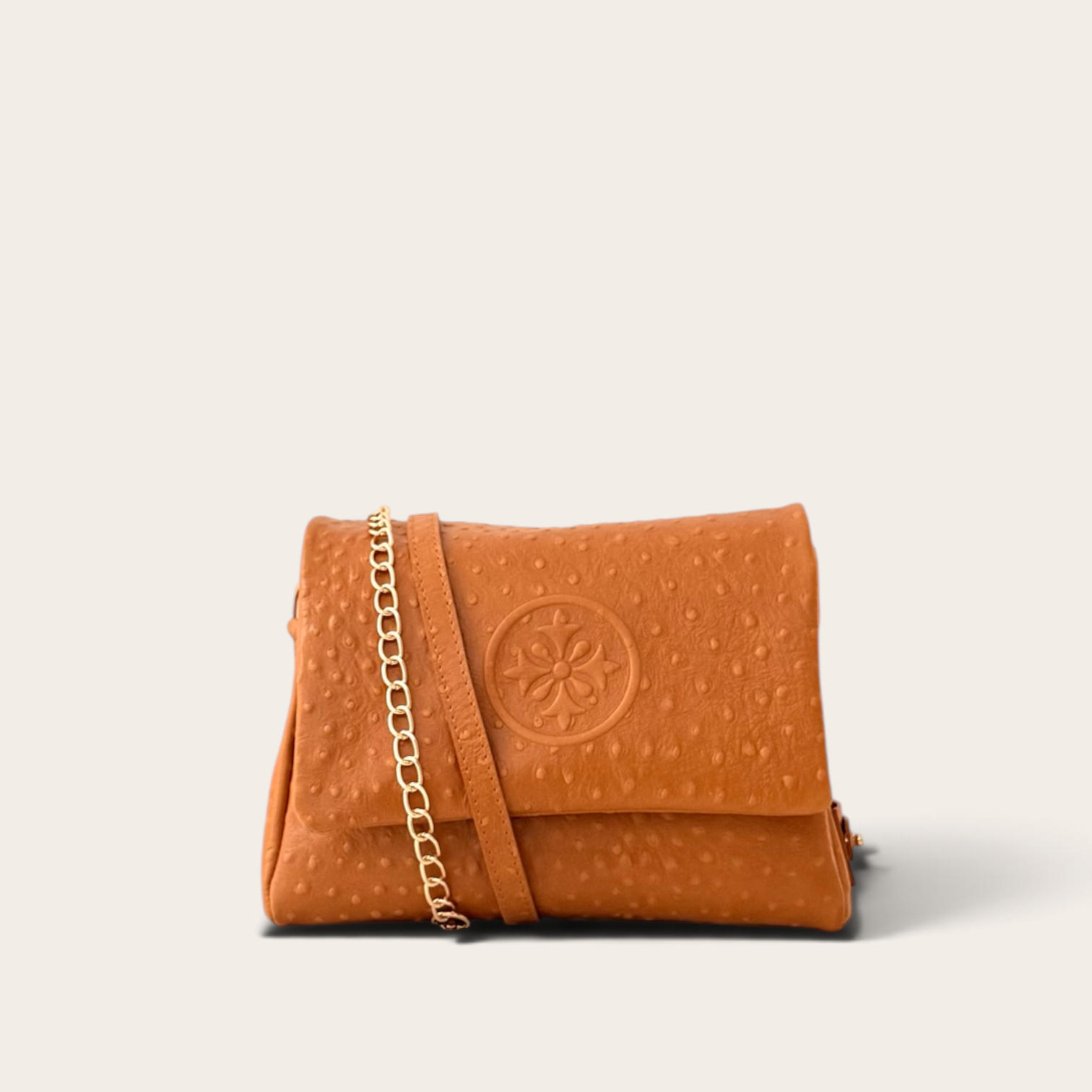 Cartera bandolera VITTORIA PETIT de cuero natural, textura lunares toffee (café claro), vista frontal con cadena